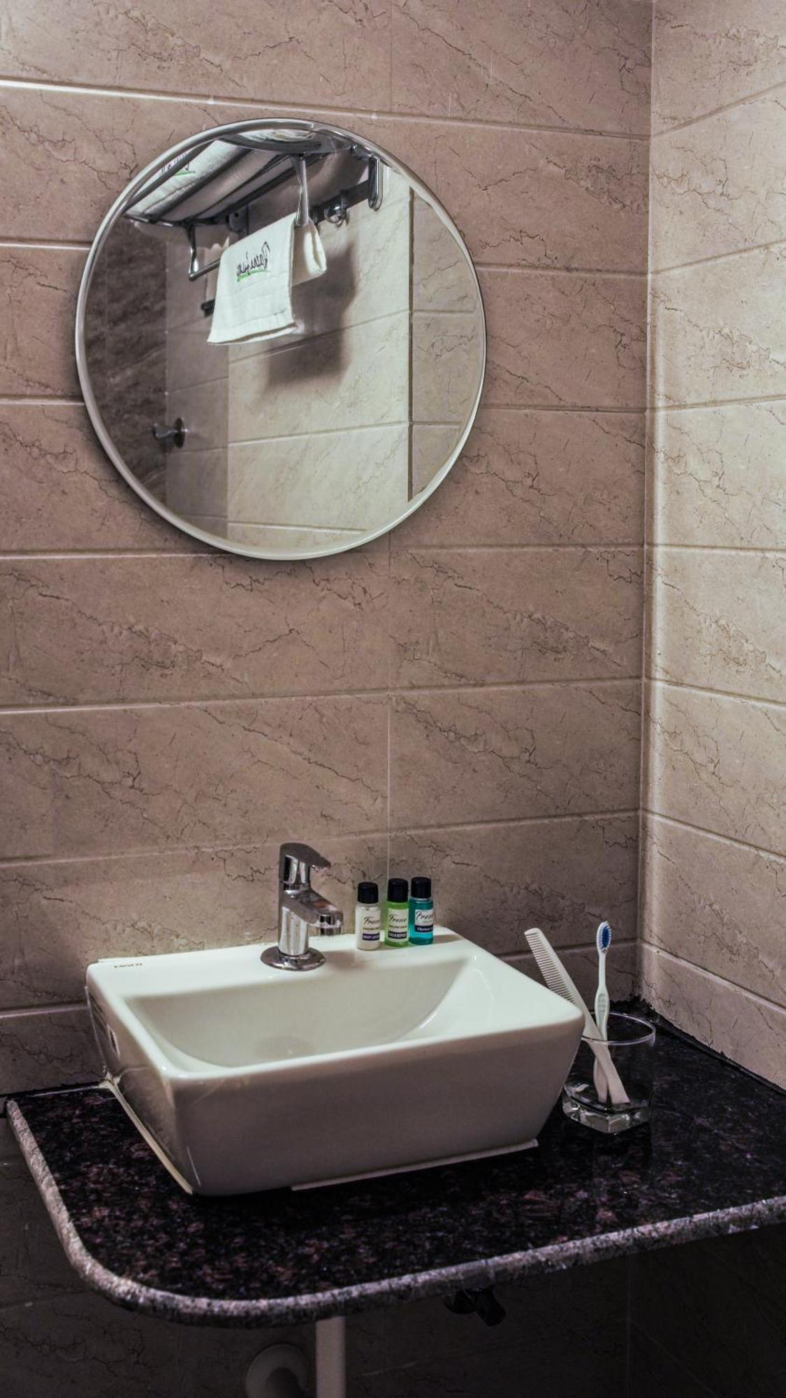 Radhe Suites Χιντεραμπάντ Εξωτερικό φωτογραφία